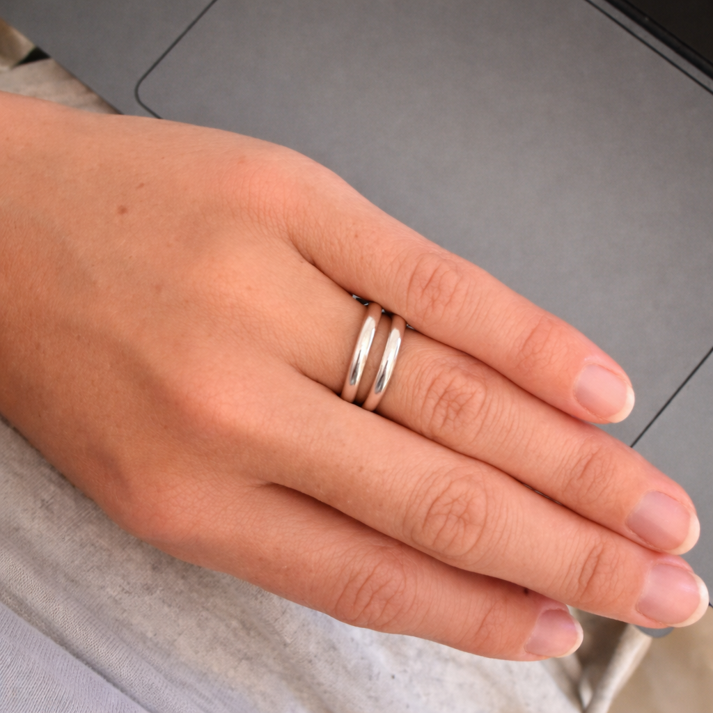 Dobbel ring på en nydelig hånd.