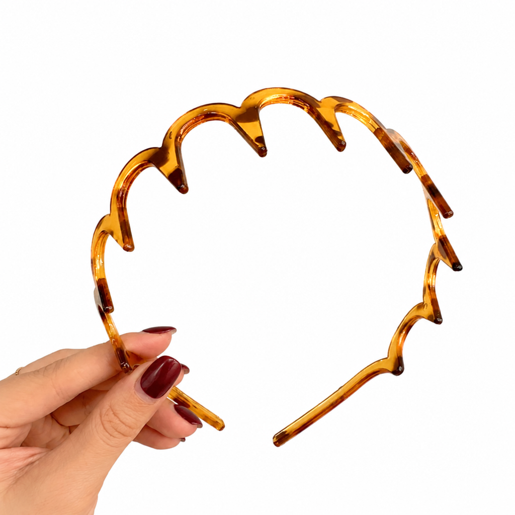 Brun hårbøyle i et hvitt studio. 