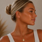 Pendant smykke på en modell som er brun